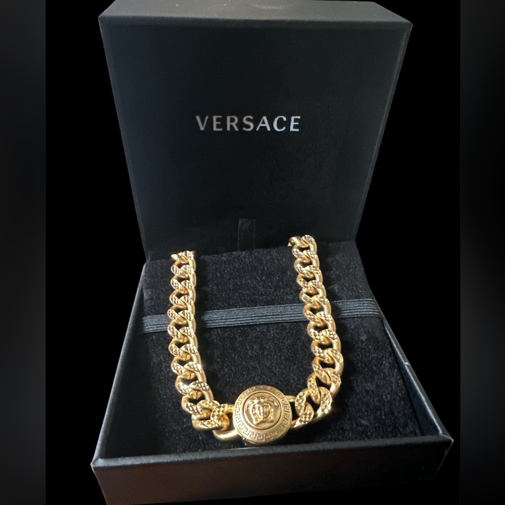 Versace Gold Medusa Chain Necklace! NEW IN BOX! - Picture 4 of 6